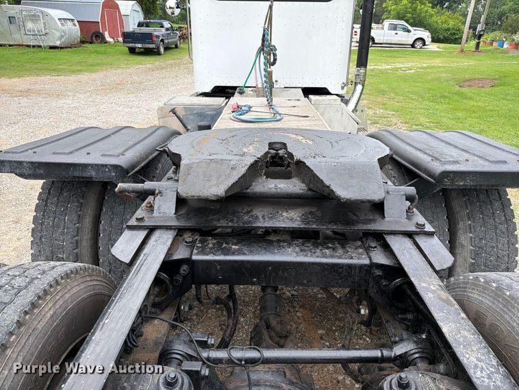 image for item EQ8002 2007 Peterbilt 379 semi truck