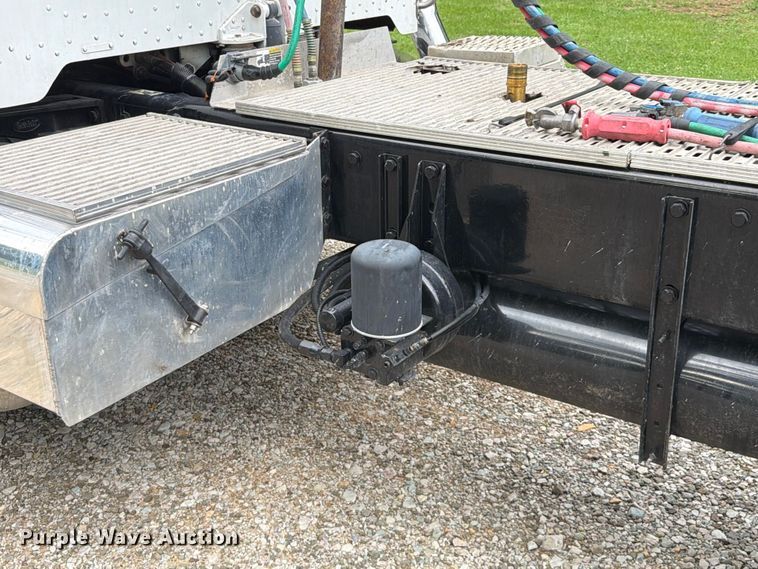 image for item EQ8002 2007 Peterbilt 379 semi truck