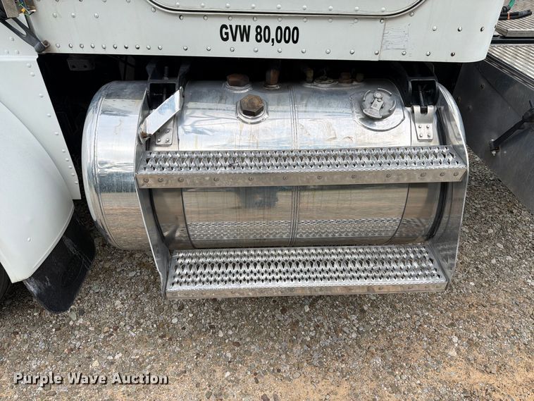 image for item EQ8002 2007 Peterbilt 379 semi truck