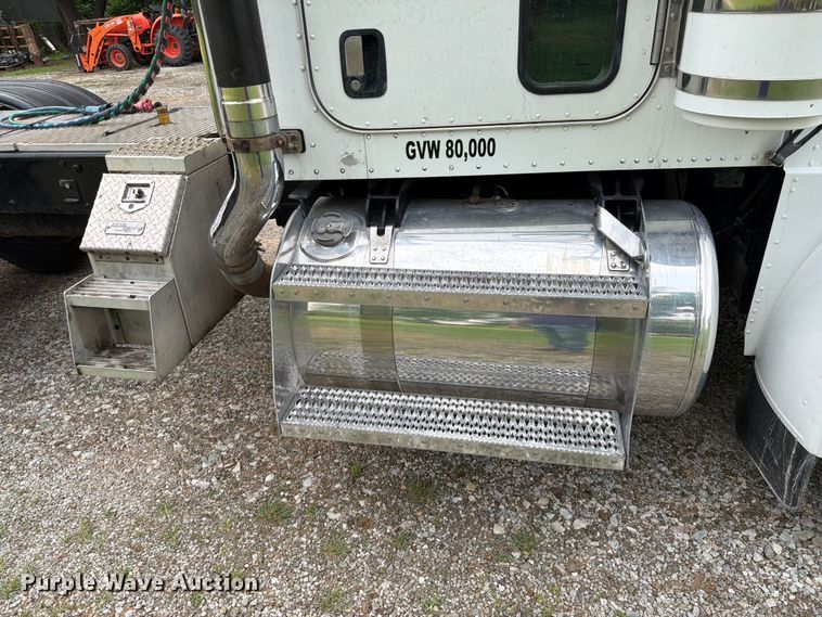 image for item EQ8002 2007 Peterbilt 379 semi truck