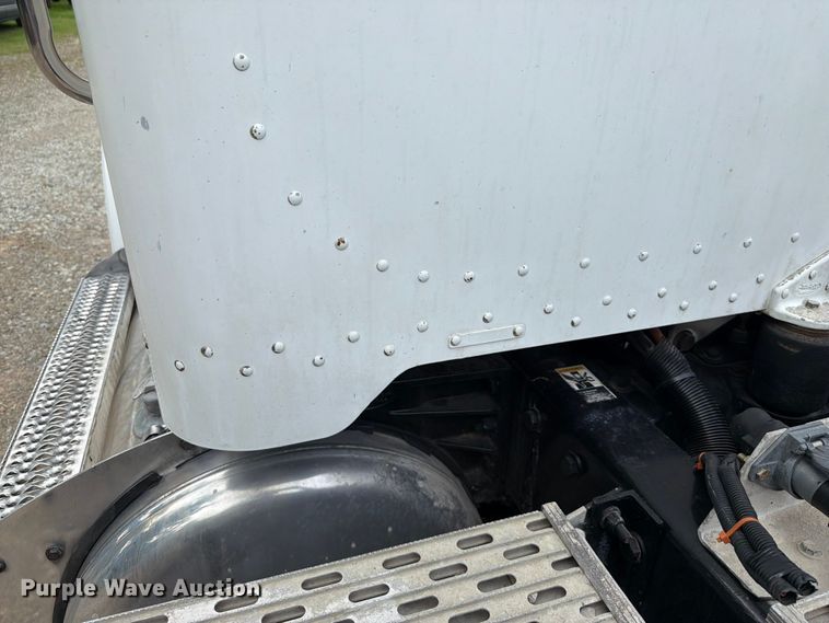 image for item EQ8002 2007 Peterbilt 379 semi truck