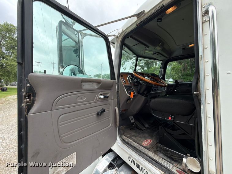 image for item EQ8002 2007 Peterbilt 379 semi truck