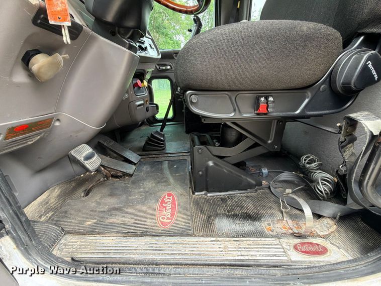 image for item EQ8002 2007 Peterbilt 379 semi truck