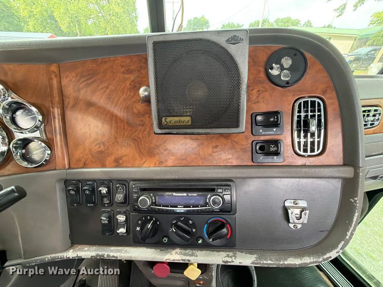 image for item EQ8002 2007 Peterbilt 379 semi truck