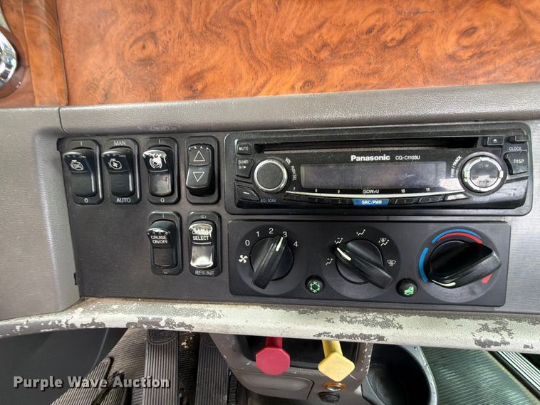 image for item EQ8002 2007 Peterbilt 379 semi truck