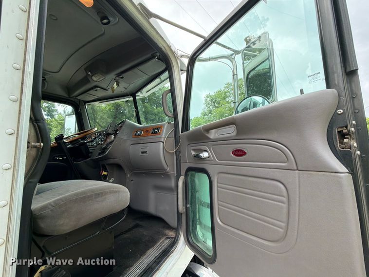 image for item EQ8002 2007 Peterbilt 379 semi truck