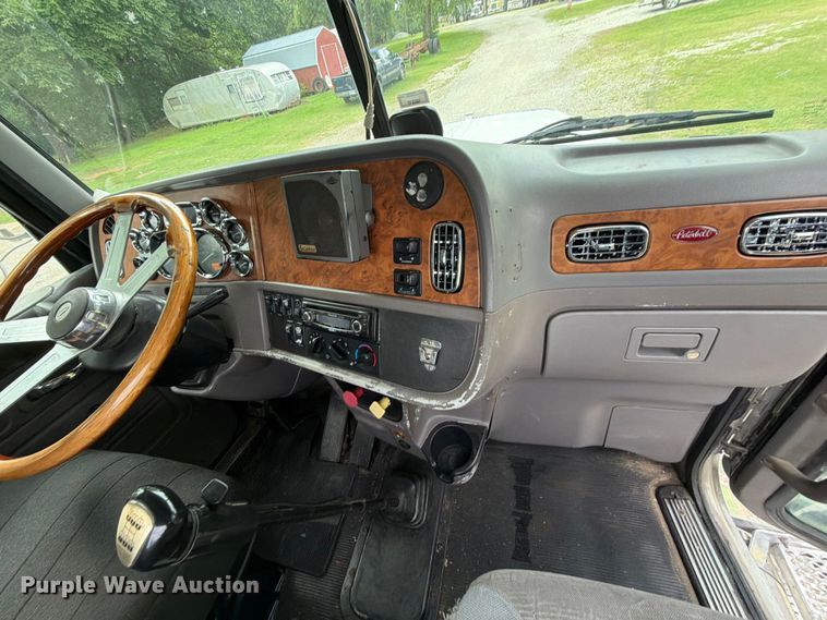 image for item EQ8002 2007 Peterbilt 379 semi truck