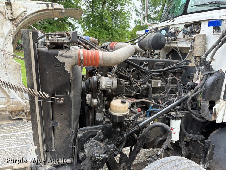 image for item EQ8002 2007 Peterbilt 379 semi truck