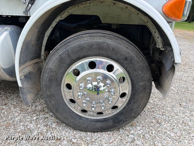 image for item EQ8002 2007 Peterbilt 379 semi truck