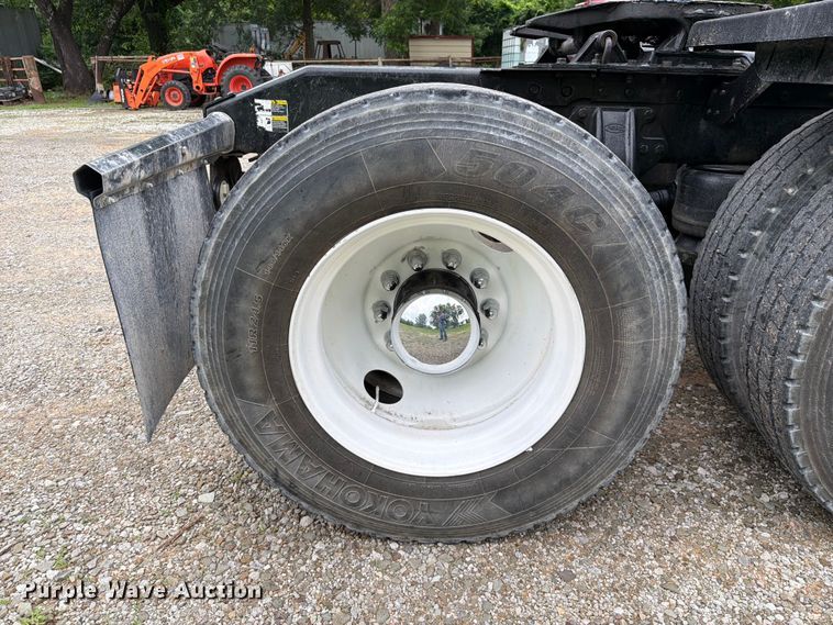 image for item EQ8002 2007 Peterbilt 379 semi truck