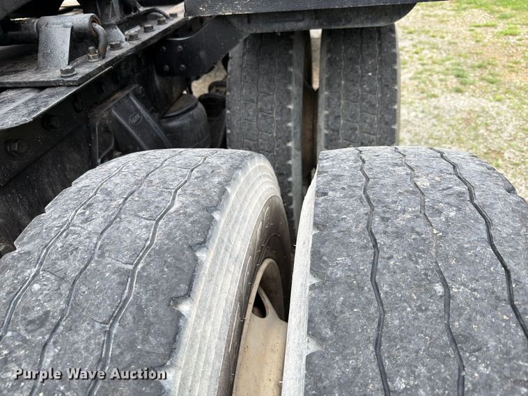 image for item EQ8002 2007 Peterbilt 379 semi truck