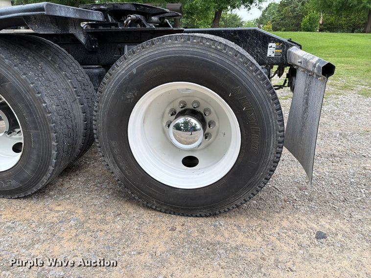 image for item EQ8002 2007 Peterbilt 379 semi truck