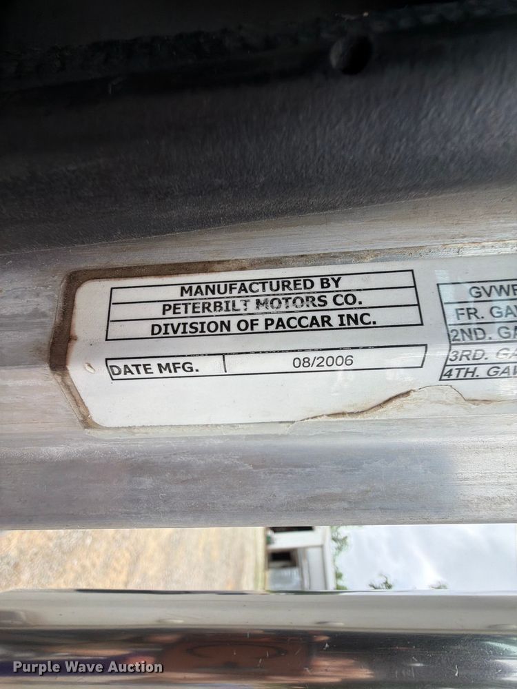 image for item EQ8002 2007 Peterbilt 379 semi truck