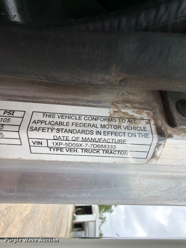image for item EQ8002 2007 Peterbilt 379 semi truck