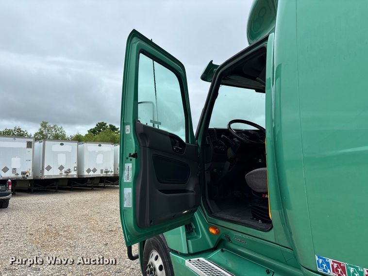image for item ER3055 2022 International LT625 semi truck