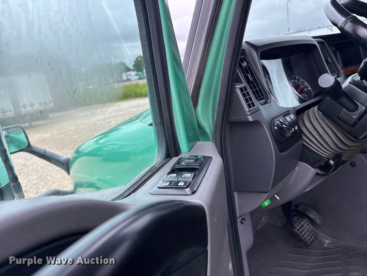 image for item ER3055 2022 International LT625 semi truck