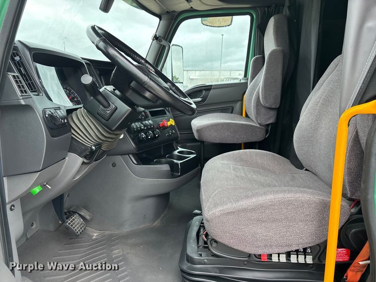 image for item ER3055 2022 International LT625 semi truck