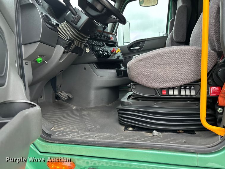 image for item ER3055 2022 International LT625 semi truck