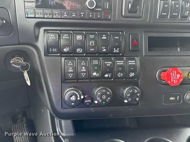 image for item ER3055 2022 International LT625 semi truck