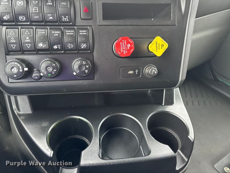 image for item ER3055 2022 International LT625 semi truck