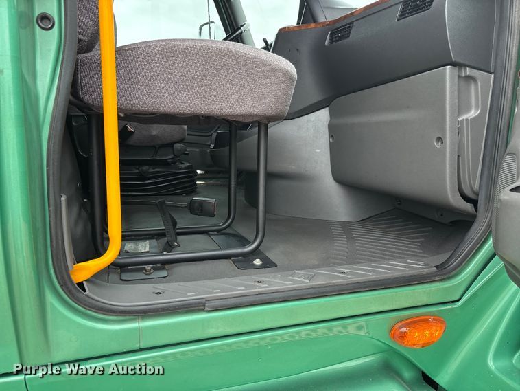 image for item ER3055 2022 International LT625 semi truck