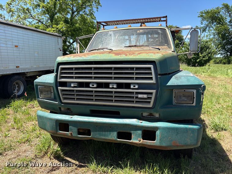 image for item ET2063 1984 Ford F700 winch truck