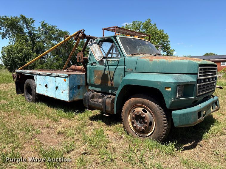 image for item ET2063 1984 Ford F700 winch truck