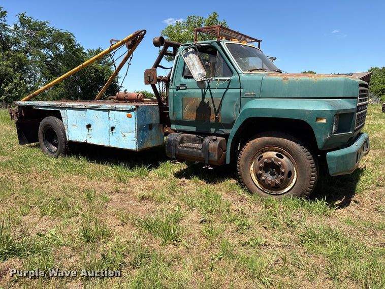 image for item ET2063 1984 Ford F700 winch truck