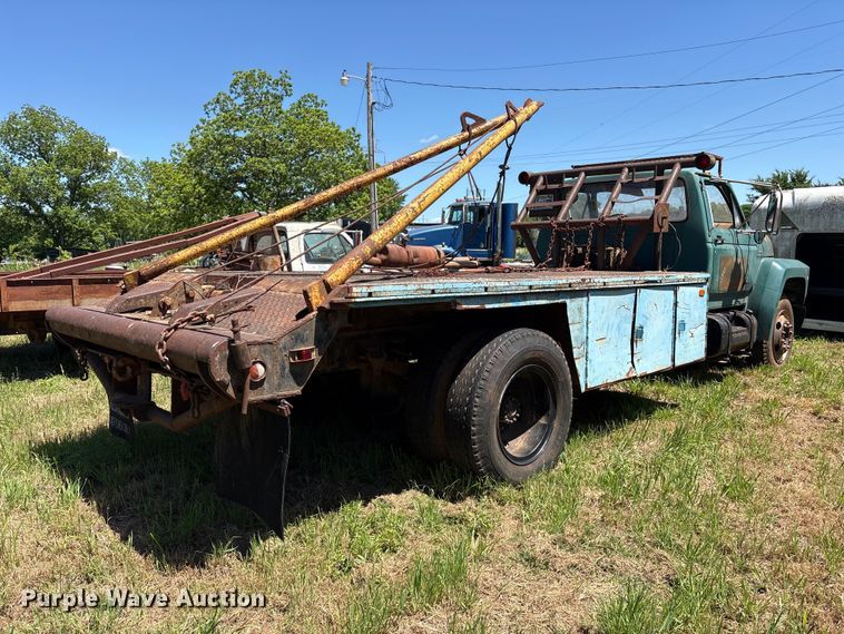 image for item ET2063 1984 Ford F700 winch truck