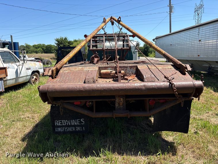 image for item ET2063 1984 Ford F700 winch truck