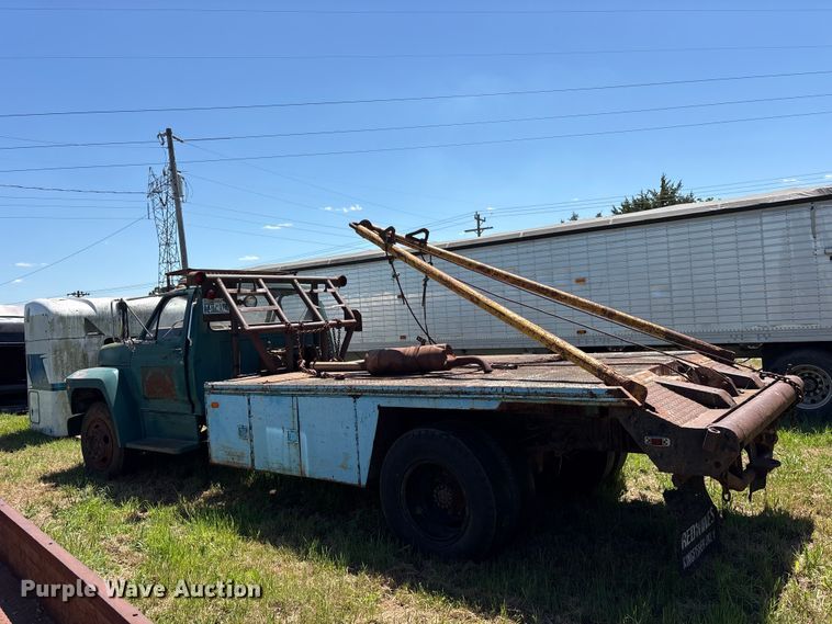 image for item ET2063 1984 Ford F700 winch truck