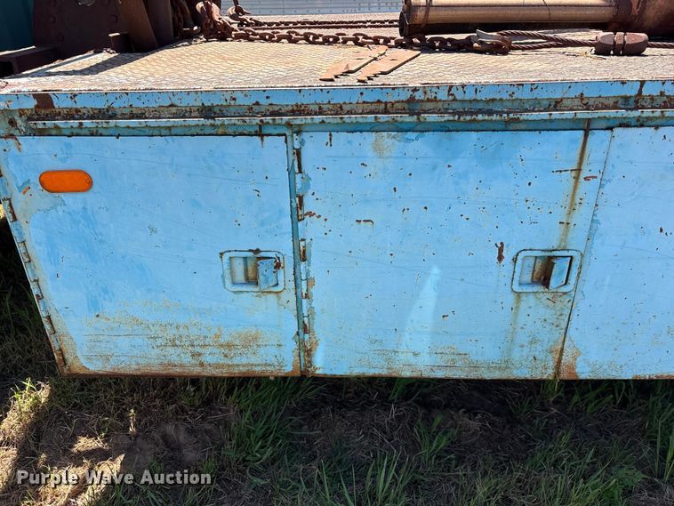 image for item ET2063 1984 Ford F700 winch truck