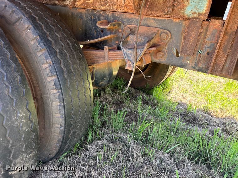 image for item ET2063 1984 Ford F700 winch truck
