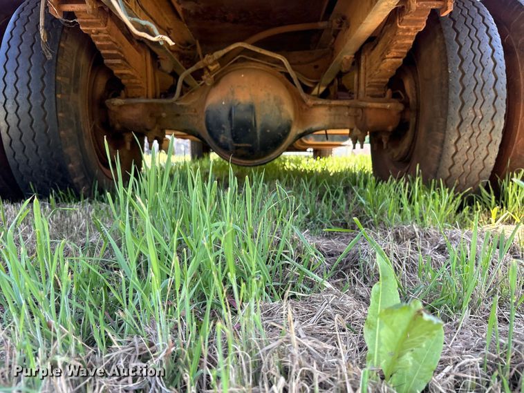 image for item ET2063 1984 Ford F700 winch truck