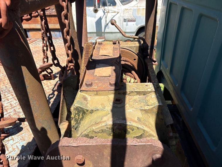 image for item ET2063 1984 Ford F700 winch truck