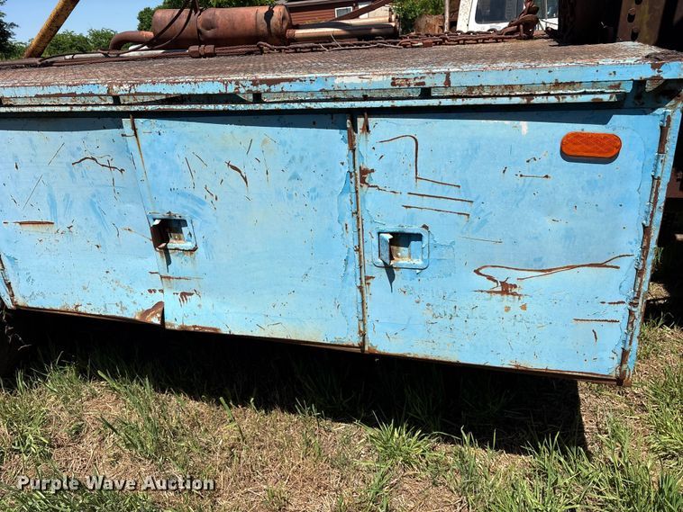 image for item ET2063 1984 Ford F700 winch truck