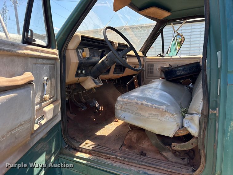 image for item ET2063 1984 Ford F700 winch truck
