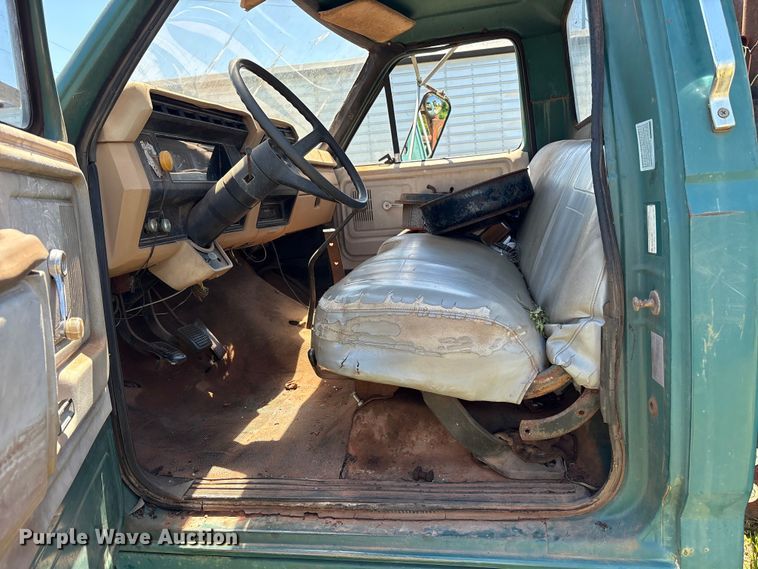image for item ET2063 1984 Ford F700 winch truck