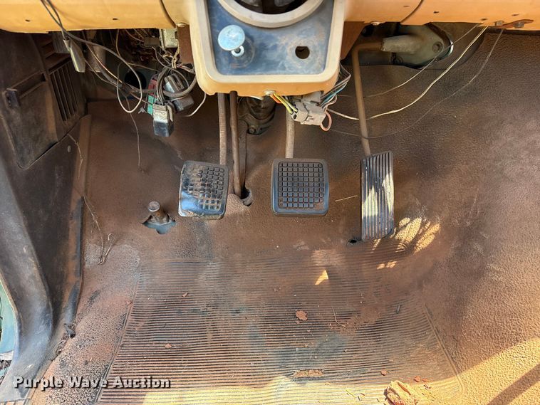 image for item ET2063 1984 Ford F700 winch truck