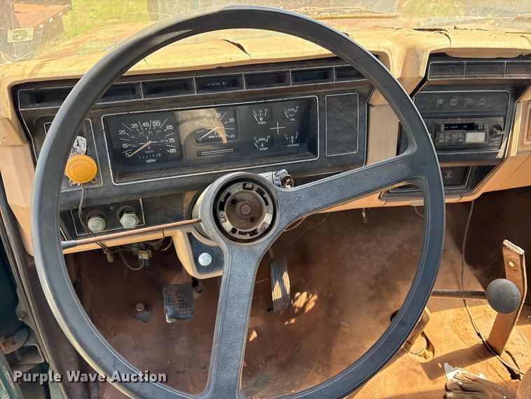 image for item ET2063 1984 Ford F700 winch truck