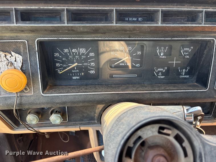 image for item ET2063 1984 Ford F700 winch truck