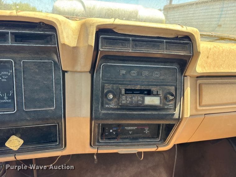 image for item ET2063 1984 Ford F700 winch truck