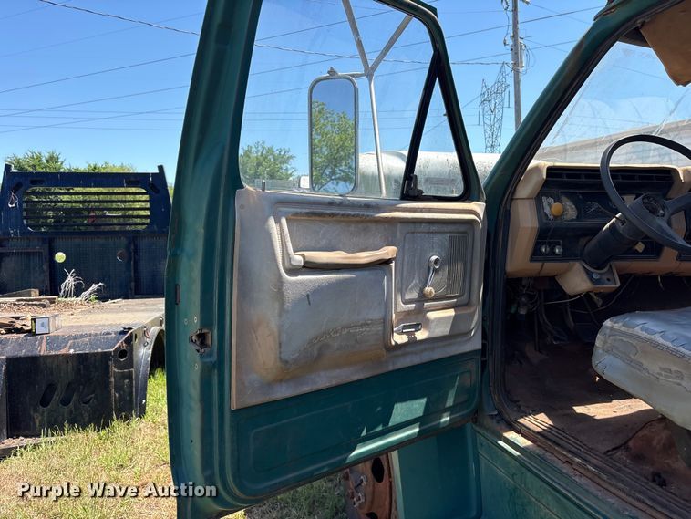 image for item ET2063 1984 Ford F700 winch truck