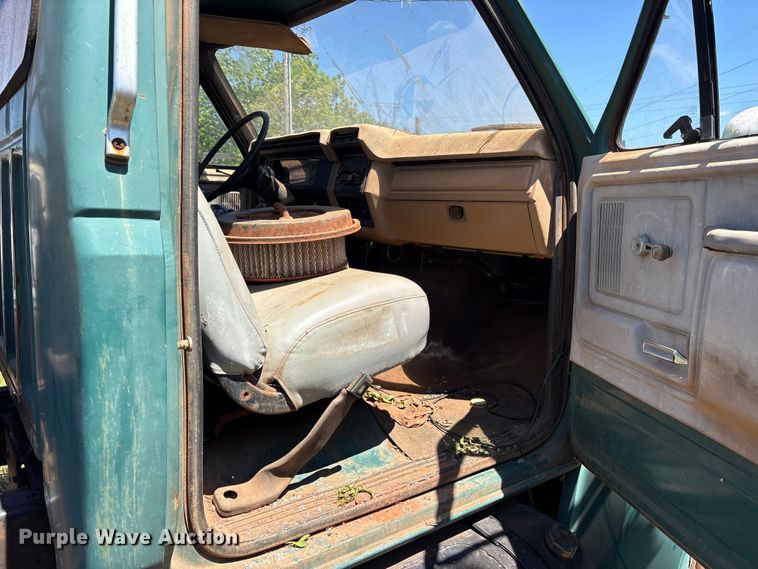 image for item ET2063 1984 Ford F700 winch truck