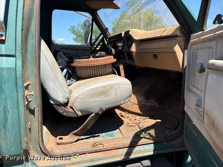image for item ET2063 1984 Ford F700 winch truck