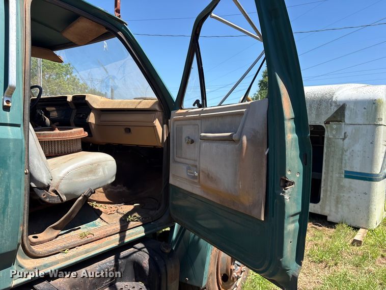 image for item ET2063 1984 Ford F700 winch truck