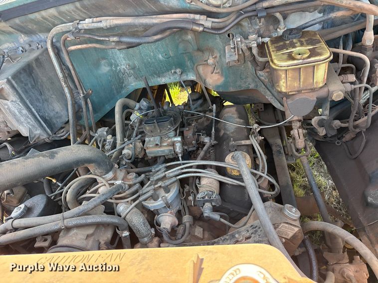 image for item ET2063 1984 Ford F700 winch truck