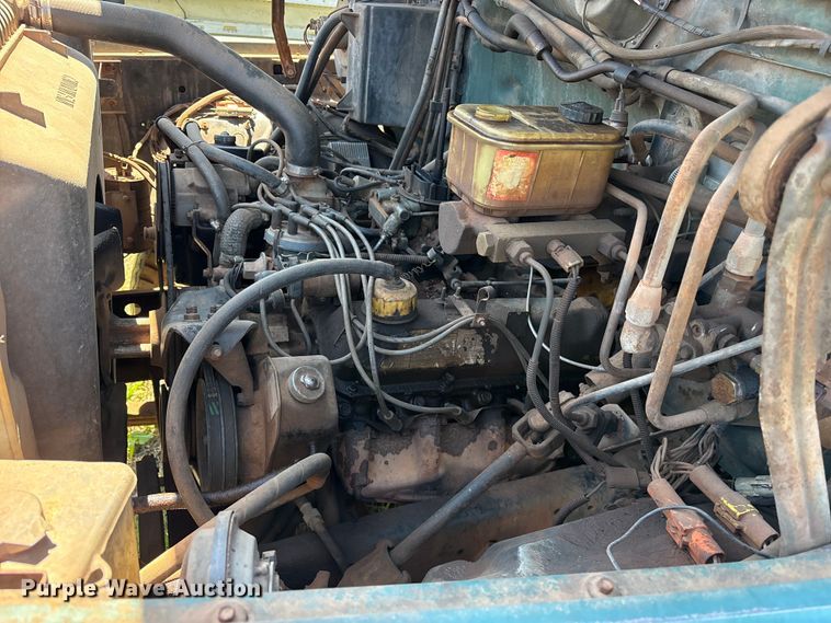 image for item ET2063 1984 Ford F700 winch truck
