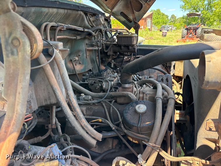 image for item ET2063 1984 Ford F700 winch truck