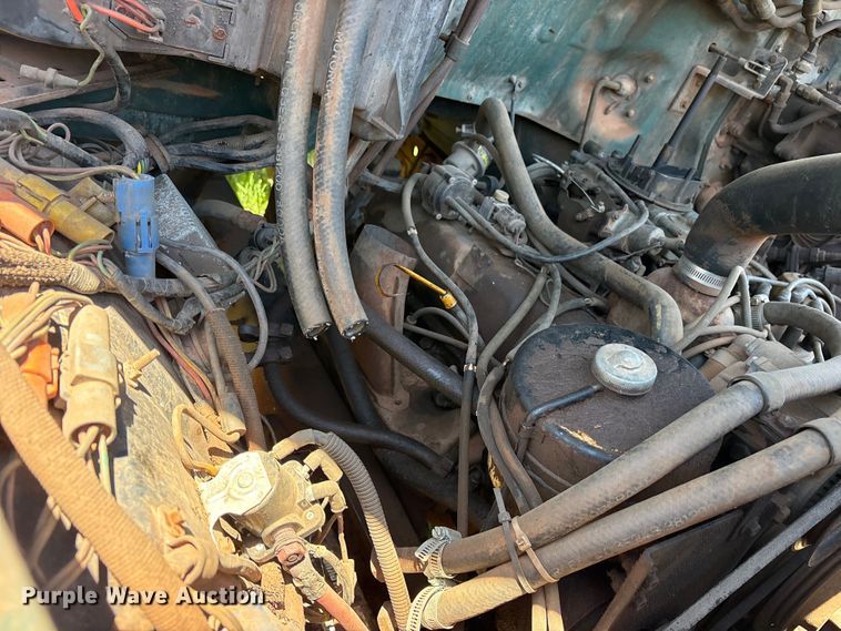 image for item ET2063 1984 Ford F700 winch truck